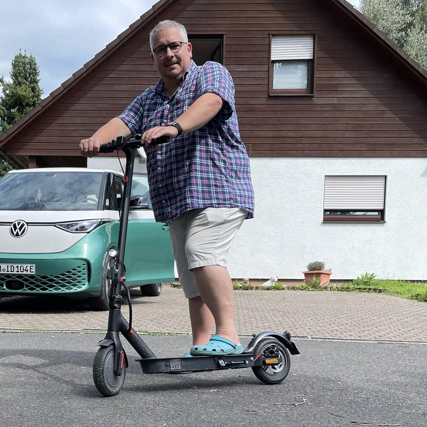 iScooter E Scooter mit Straßenzulassung ABE Max 30 km Reichweite, 350W Motor Elektroroller mit 8,5 Zoll Wabenreifen Duales Bremssystem und Doppelfederung für Herren Damen